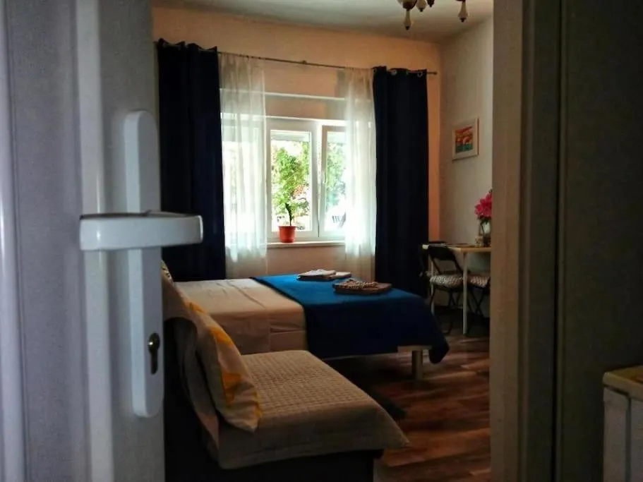 Lucky Rooms 0*, Split